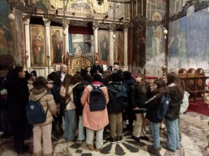 Albanski učenici posetili manastir Visoki Dečani