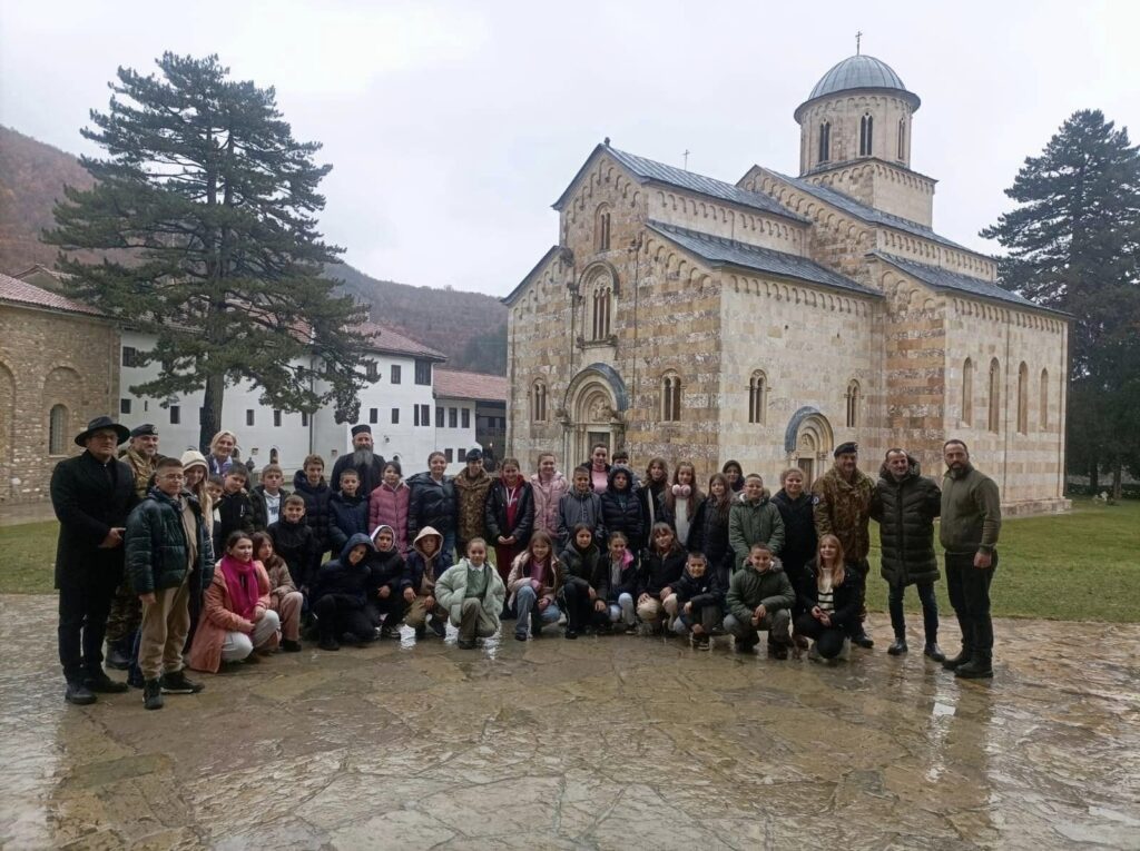 Albanski učenici posetili manastir Visoki Dečani