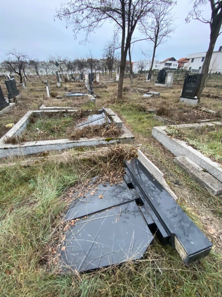 Manastir Draganac: Porušeni spomenici i oskrnavljeni krstovi na srpskom groblju u Gnjilanu (Foto Fejsbuk Manastir Draganac)