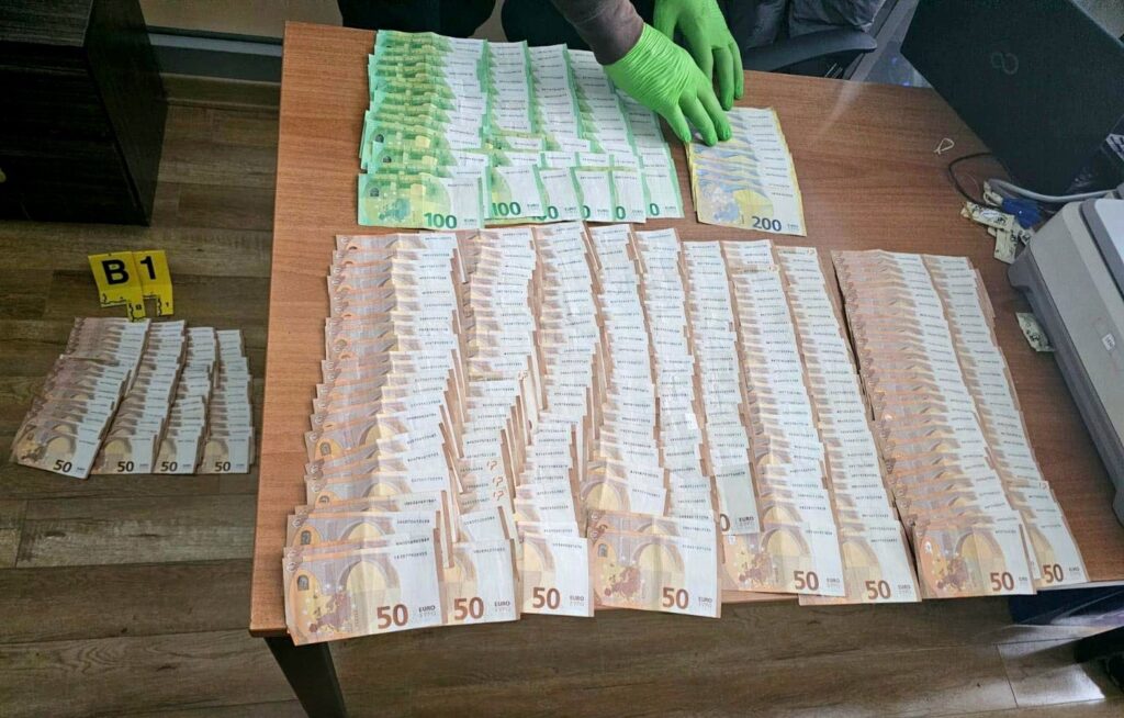 Službenici u Gračanici uhapšeni zbog zloupotrebe dužnosti i primanja mita Službenici u Gračanici uhapšeni zbog zloupotrebe dužnosti i primanja mita (Foto Kosovska policija)