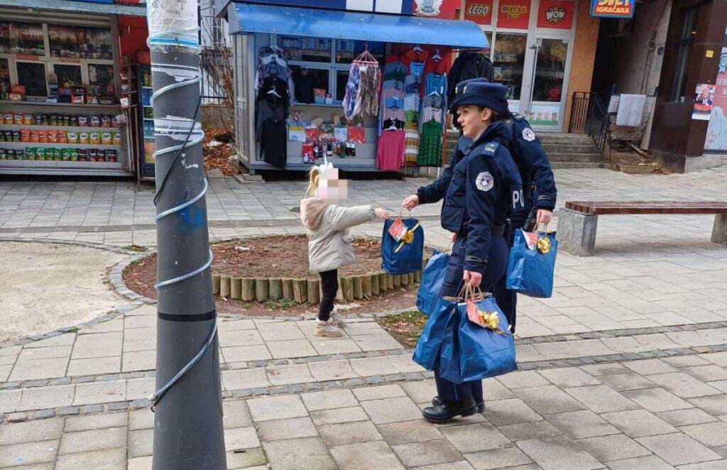 Policajci na Severu delili deci novogodišnje poklone