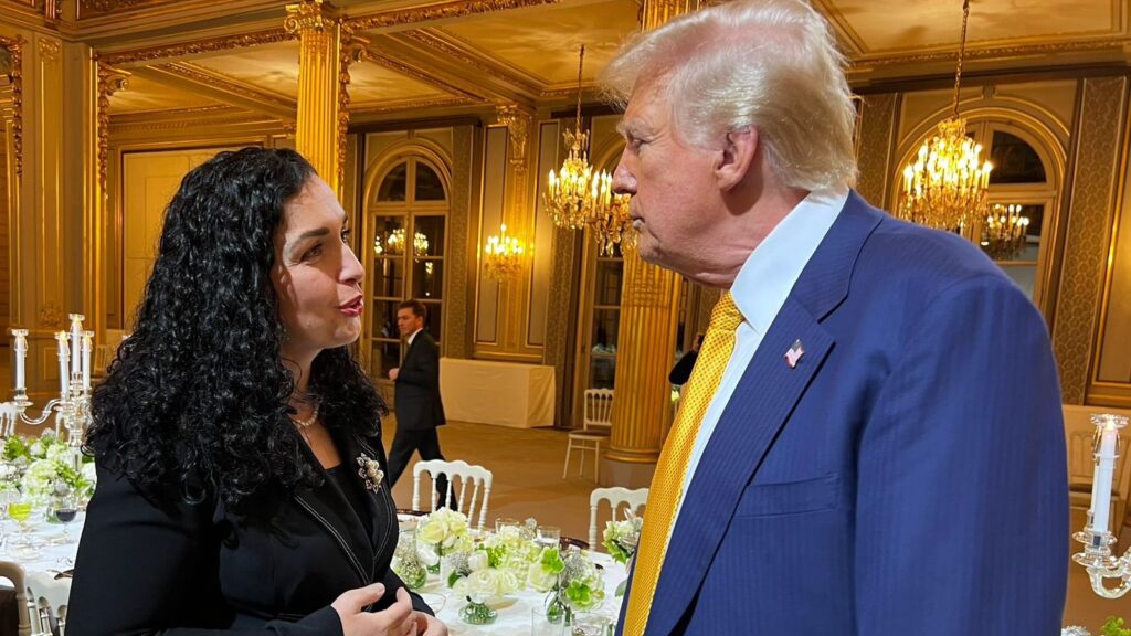 Vjosa Osmani i Donald Tramp (Fot X@VjosaOsmaniPRKS)