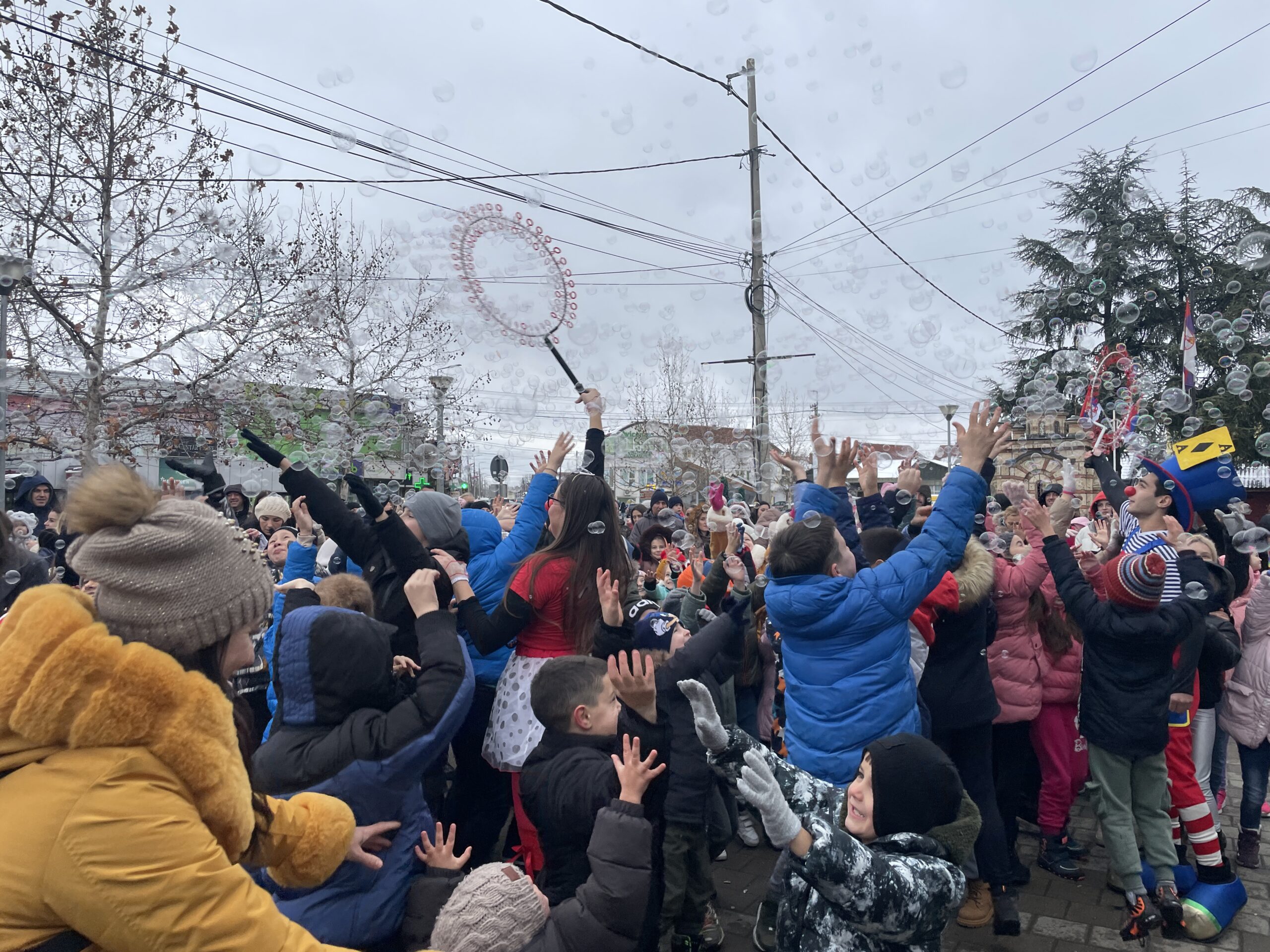 "Novogodišnji osmeh" u Gračanici: Praznična radost za najmlađe (Foto Kim)