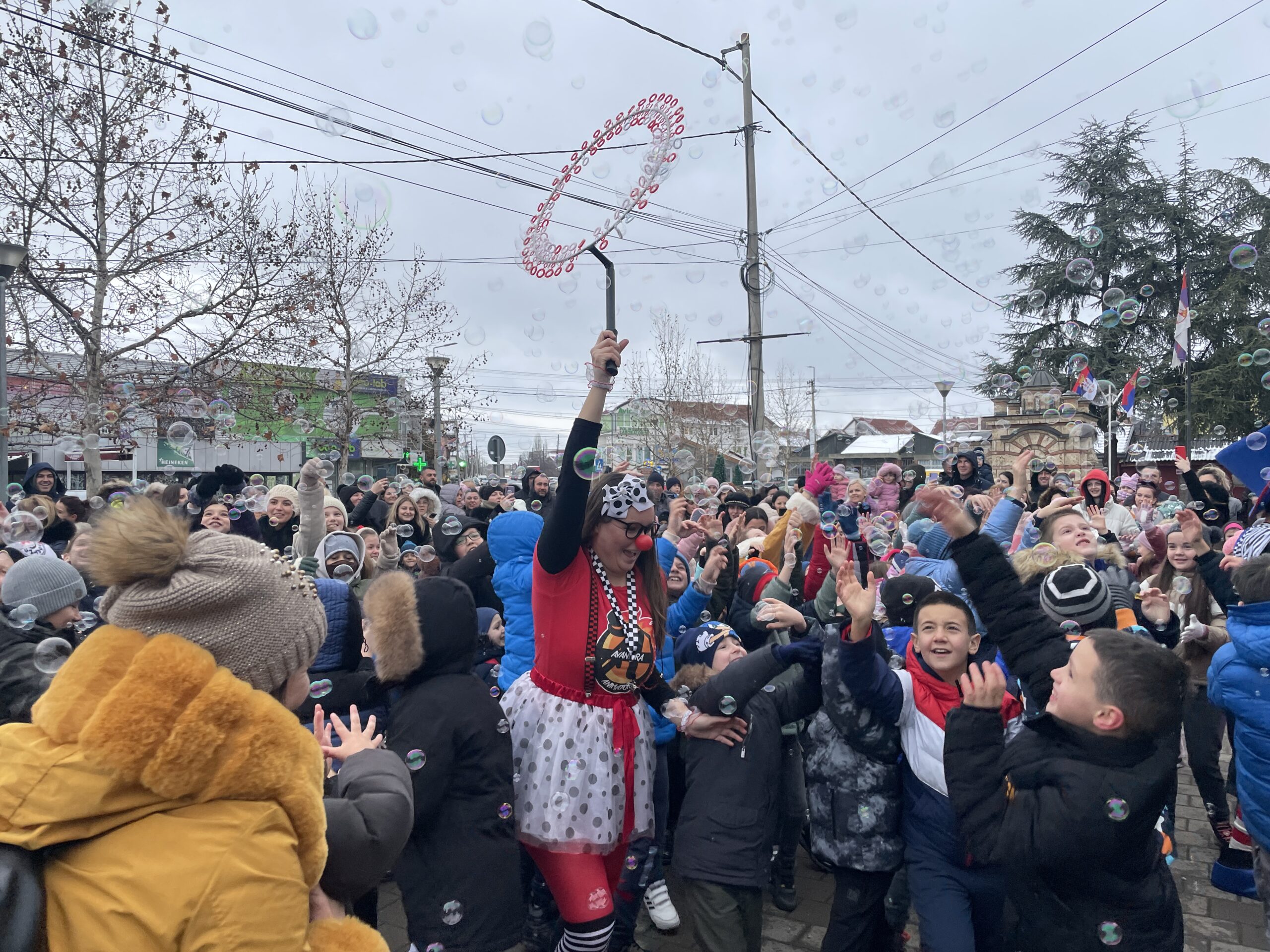 "Novogodišnji osmeh" u Gračanici: Praznična radost za najmlađe (Foto Kim)