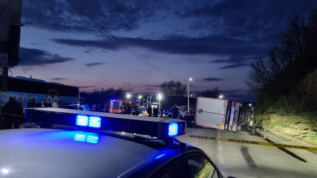 Težak udes u Srbici, tri osobe poginule (Foto KoSSev)