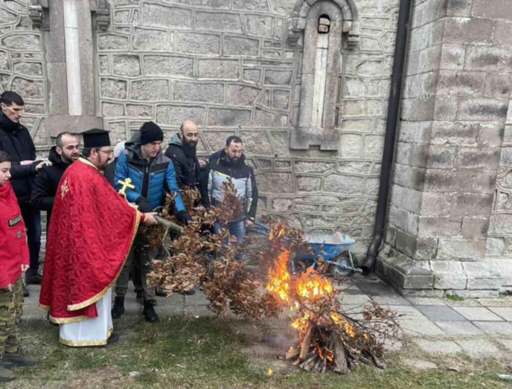 Liturgijom i paljenjem badnjaka obeležen Badnji dan u južnom delu Mitrovice Liturgijom i paljenjem badnjaka obeležen Badnji dan u južnom delu Mitrovice (Foto KoSSev)