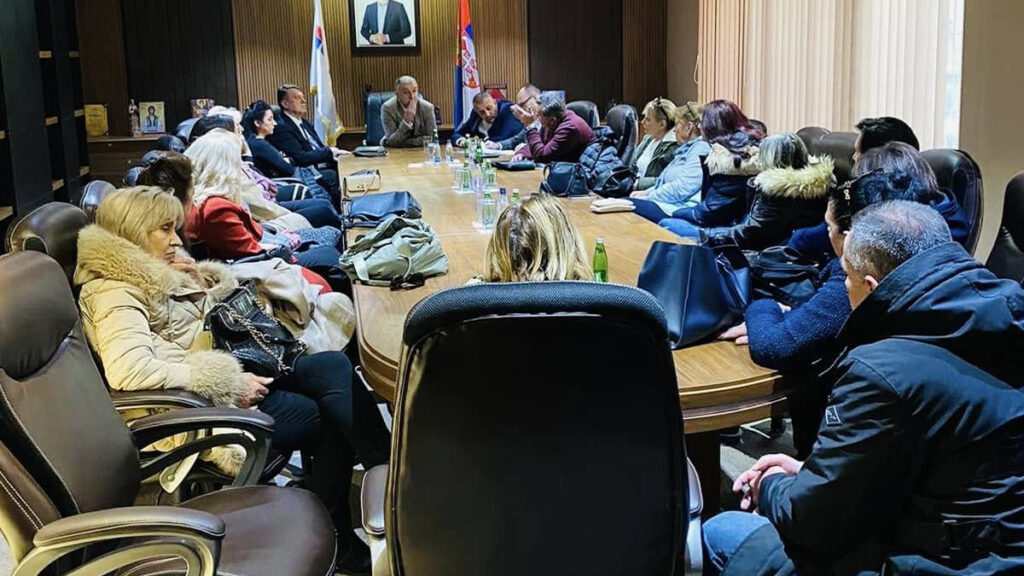 Srpska lista: Zatvorene prostorije ali ne i Poreska služba Srbije na Kosovu Rukovodstvo Srpske liste sastalo se danas sa zaposlenima Poreske uprave u Кosovskoj Mitrovici