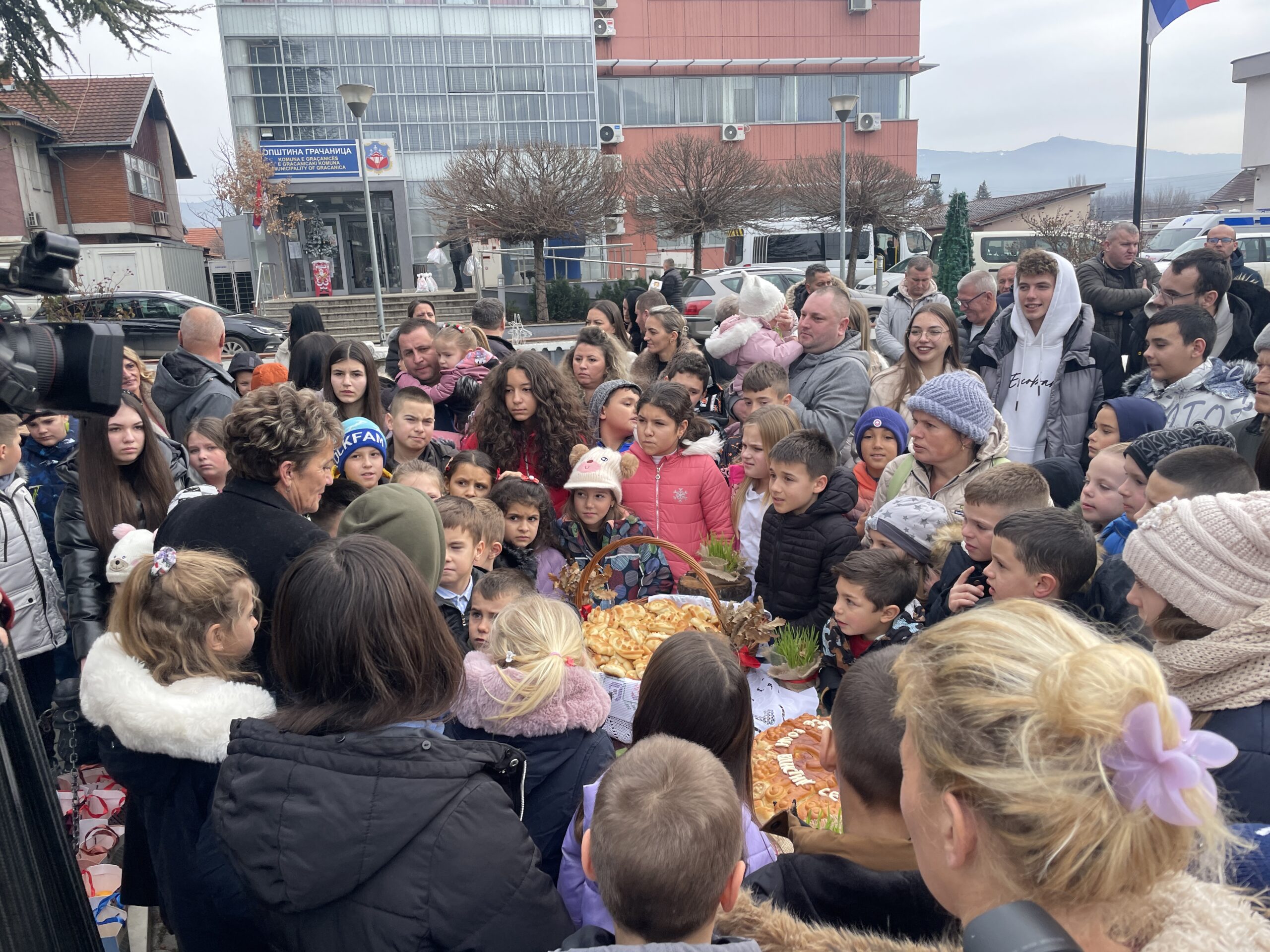 Lomljenje božićne česnice u Gračanici (Foto Kim)