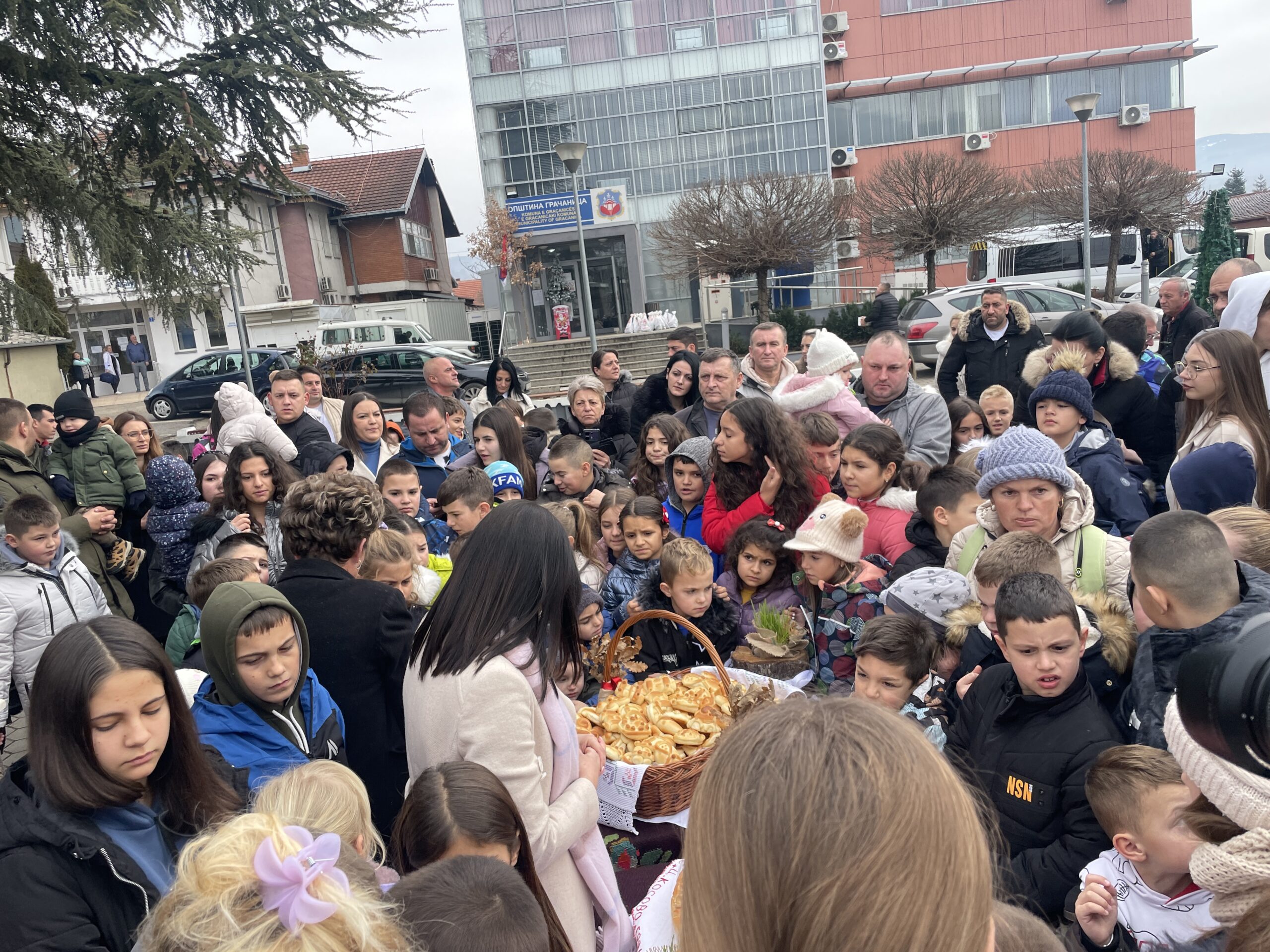 Lomljenje božićne česnice u Gračanici (Foto Kim)
