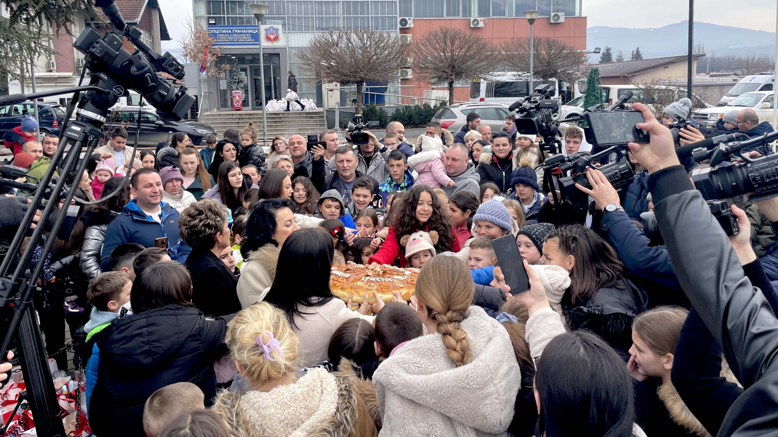 Lomljenje božićne česnice u Gračanici (Foto Kim)
