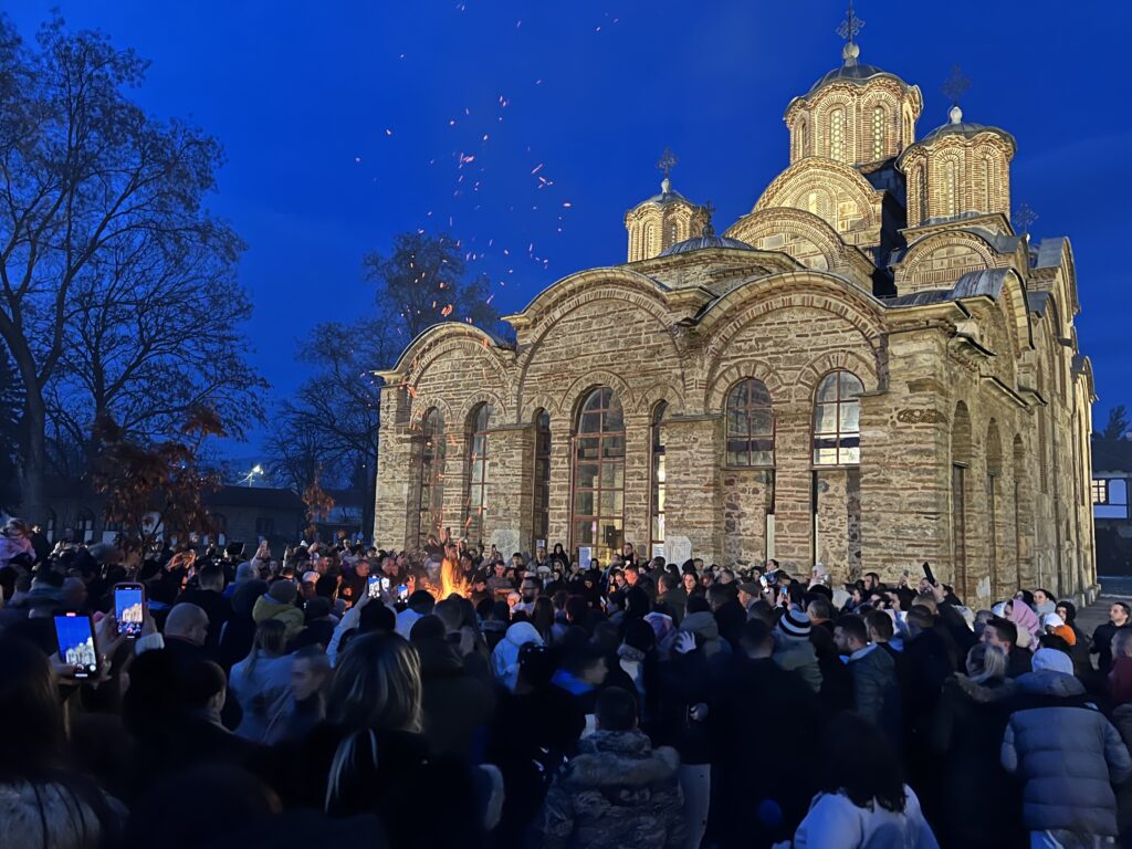 Osvećenjem i paljenjem badnjaka obeleženo Badnje veče u porti manastira Gračanica