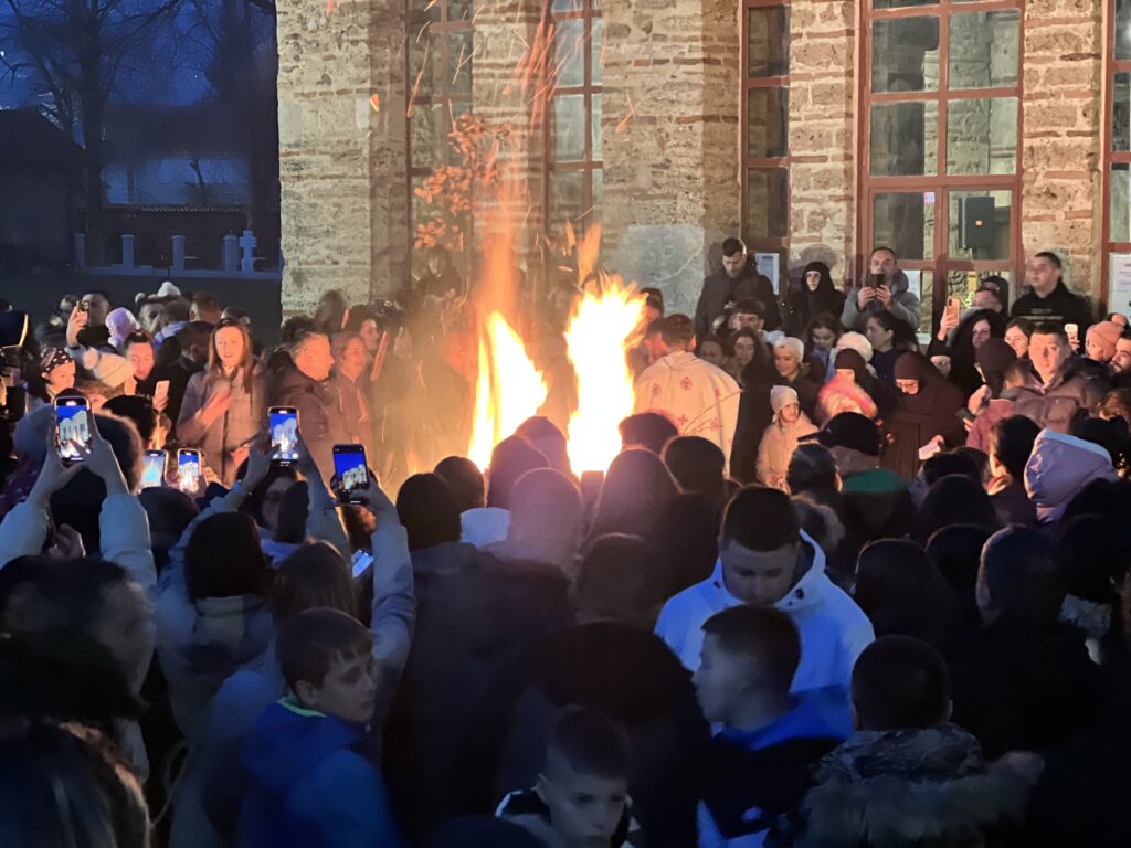 Osvećenjem i paljenjem badnjaka obeleženo Badnje veče u porti manastira Gračanica