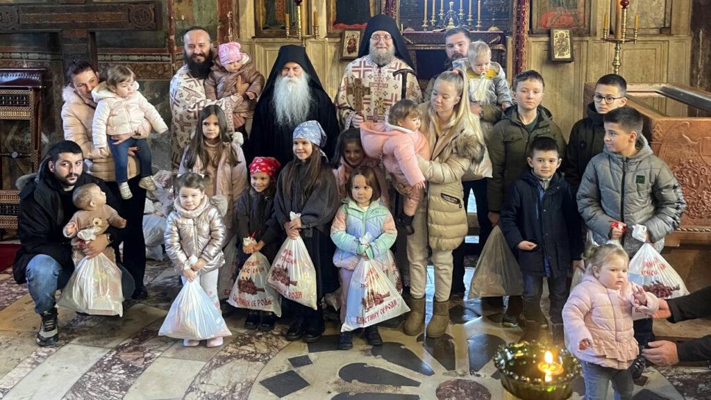 Pokloni za decu povodom praznika Oci u manastiru Visoki Dečani (Foto Radio Goraždevac)
