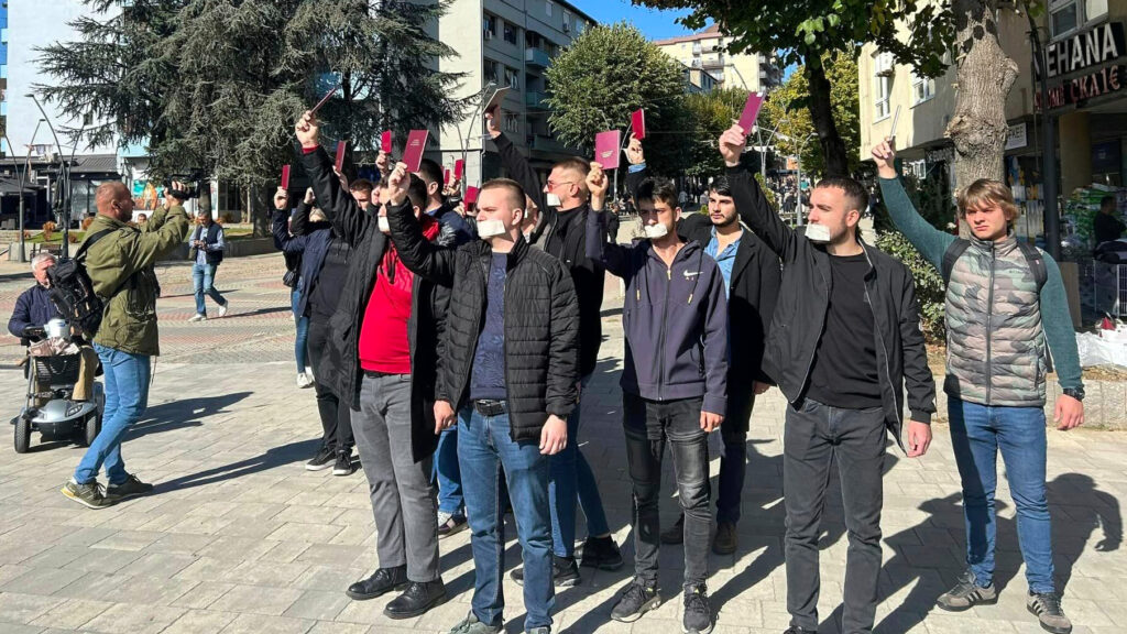 Studenti Univerziteta u Prištini u „Šetnji indeksa” u Mitrovici, oktobar 2024. (Foto arhiva Kim)