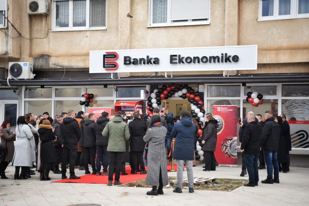 Leposavić: Otvorena filijala Ekonomske banke (Banka Ekonomike) (Foto Kabinet premijera Kosova)