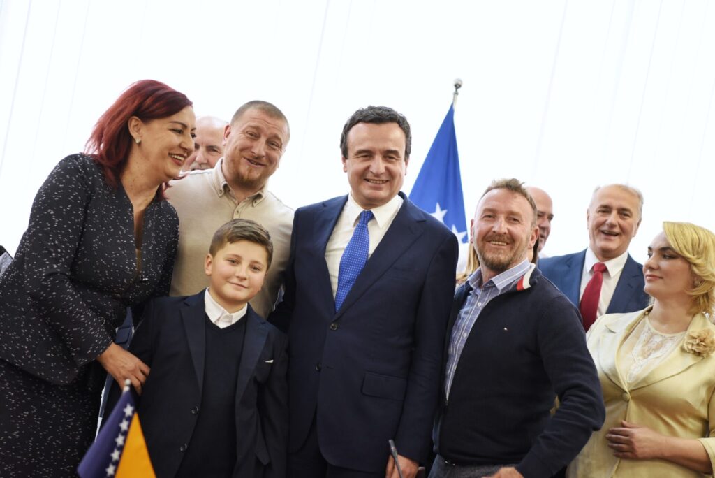 Prvi putnici iz BiH ušli na Kosovo samo sa ličnom kartom Aljbin Kurti i Emilija Redžepi sa putnicima iz BiH