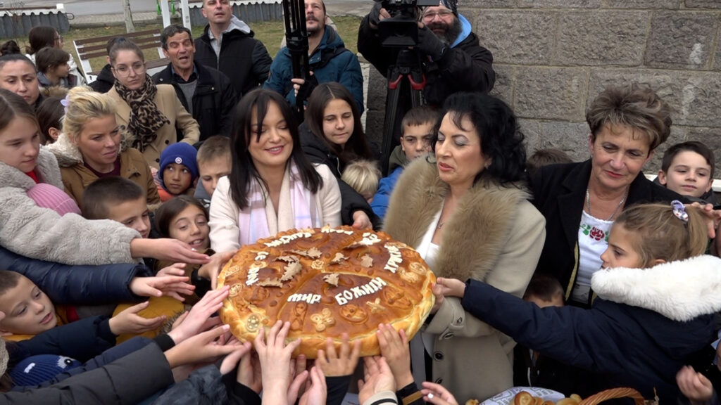 Lomljenje božićne česnice u Gračanici: Zlatnici obradovali mališane (Foto Kim)