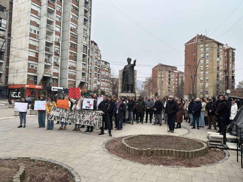 Severna Mitrovica: Studenti i građani na trgu u akciji "15 minuta tišine" (Foto Kim)