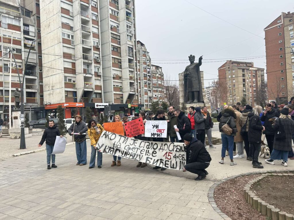 Severna Mitrovica: Odavanje pošte stradalima u padu nadstrešnice (Foto arhiva Kim)