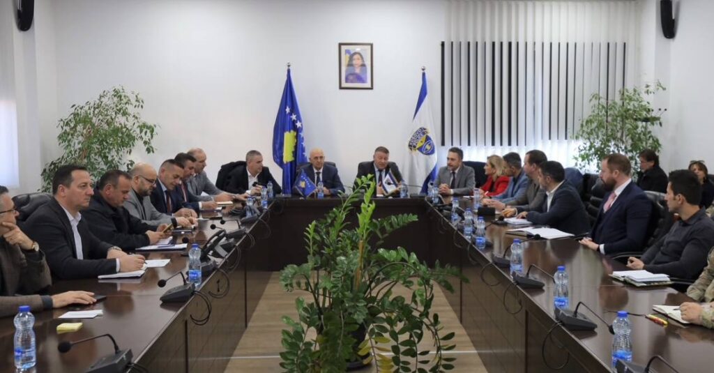 Kosovska policija sa međunarodnim misijama i CIK-om o bezbednosti izbora Kosovska policija sa međunarodnim misijama i CIK-om o bezbednosti izbora (Foto Fejsbuk/Kosovska policija)