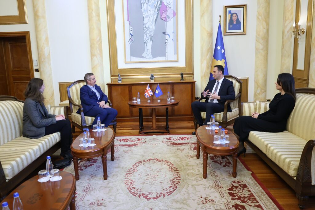 Hargrivs: Važno da Vlada Kosova bude formirana na vreme Džonatan Hargrivs i Gljauk Konjufca (Foto Džonatan Hargrivs/Fejsbuk)