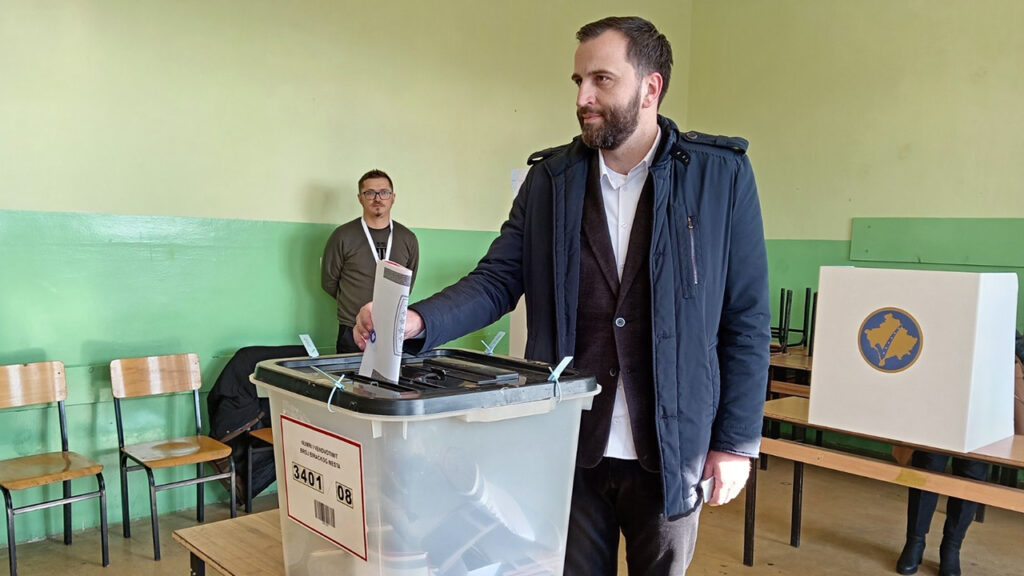 Branimir Stojanović glasao na kosovskim parlamentarnim izborima u OŠ „Kralj Milutin“ u Gračanici (Foto Kim)
