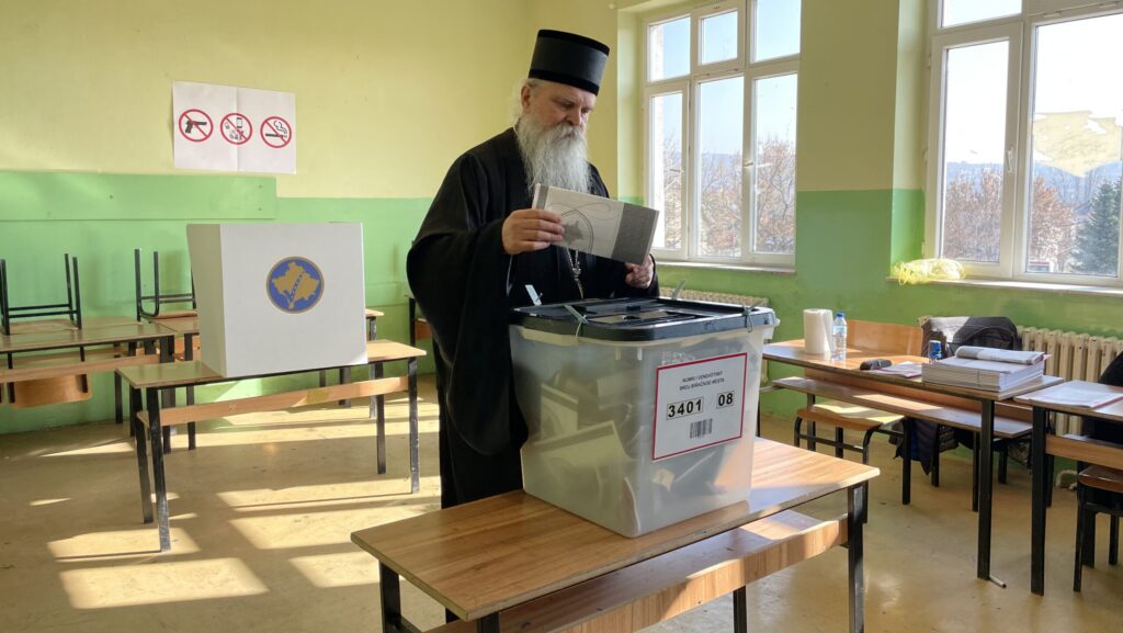 Mitropolit raško-prizrenski Teodosije glasao u Gračanici (Foto Kim)