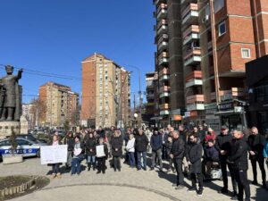 Petnaestominutna tišina u Severnoj Mitrovici za stradale u Novom Sadu (Foto Kim)