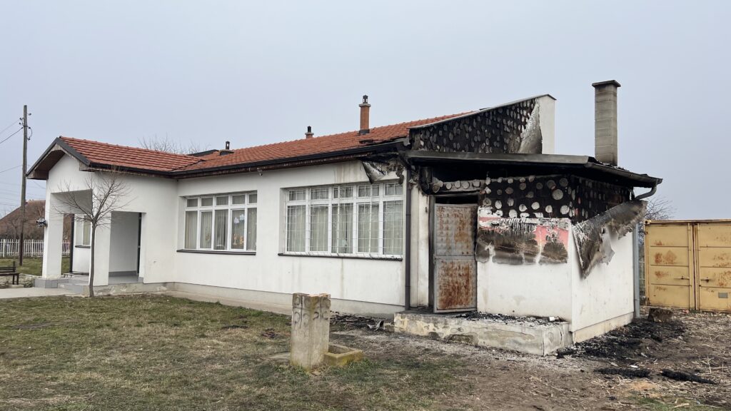 Požar u Batusu: Izgorela kotlarnica i deo krova osnovne škole Požar u Batusu: Izgorela kotlarnica i deo krova osnovne škole