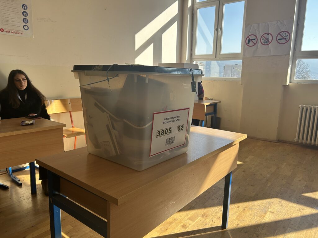 Suva Reka: Zadržano 19 osoba u istrazi o falsifikovanju izbornih rezultata Glasačka kutija (Foto Kim)
