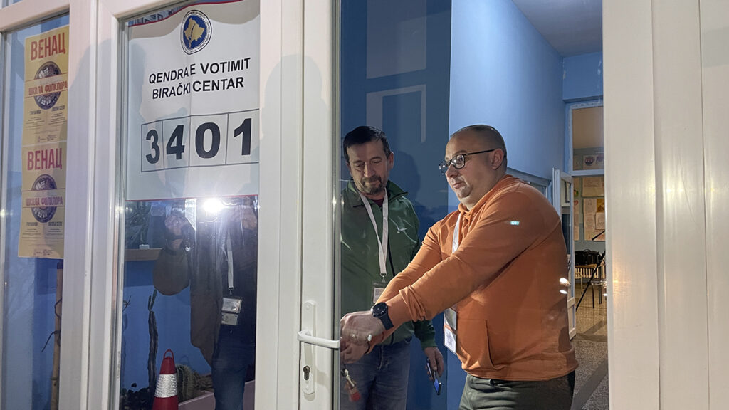 Zatvaraju se biračka mesta na Kosovu Na Kosovu se polako zatvaraju biračka mesta, Gračanica (Foto Kim)
