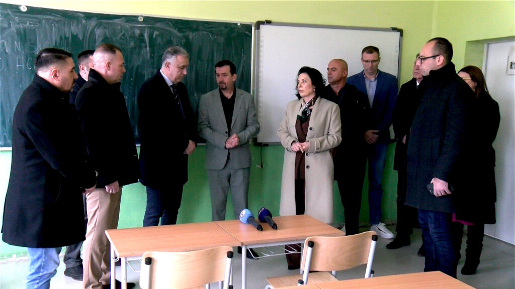 Opština Gračanica donirala školski inventar OŠ „Kralj Milutin“ Opština Gračanica donirala školski inventar OŠ „Kralj Milutin“ (Foto Kim)