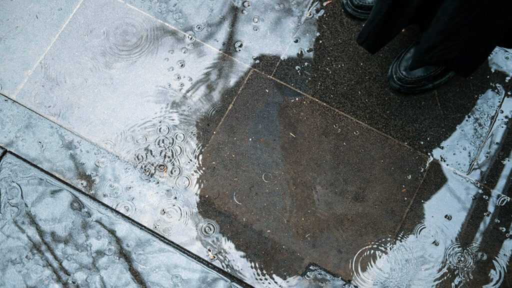Oblačno vreme sa slabom kišom povremeno, ilustracija (Foto Pexels)