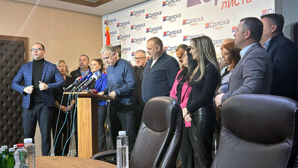 Obraćanje predsednika Srpske liste Zlatana Eleka u Mitrovici (Foto Kim)