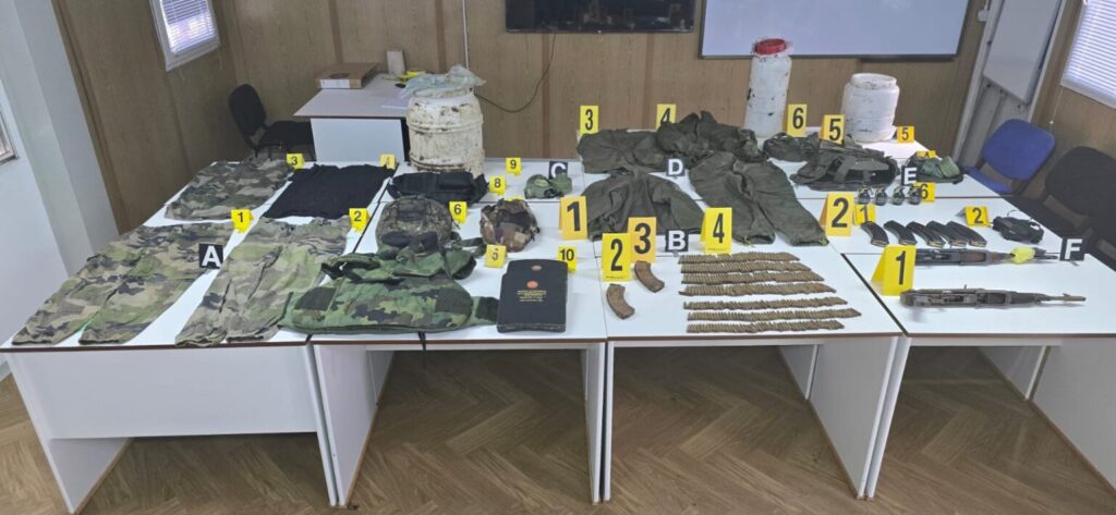 Oružje, municija, eksploziv i vojne uniforme zaplenjene kod Leposavića