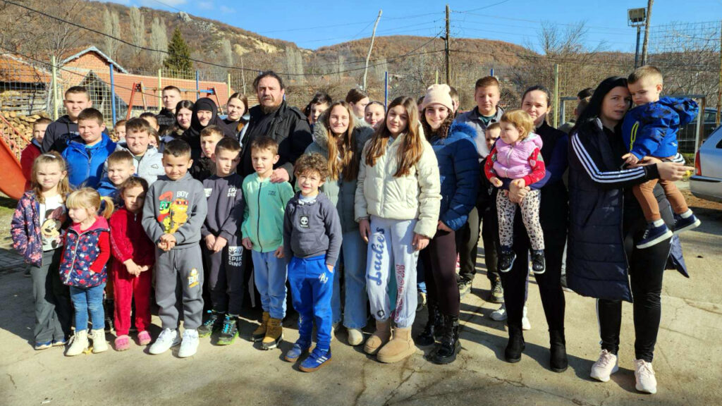Pomoć iz Amerike za decu iz Banja, Suvog Grla i Crkoleza (Foto Živojin Rakočević)