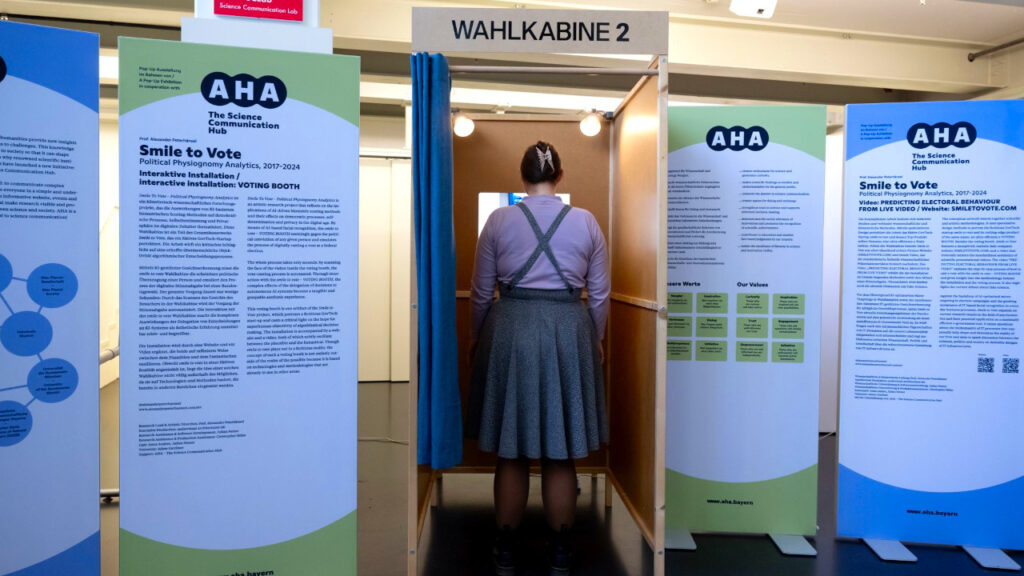 Posetioci ulaze u repliku glasačke kabine, gde ih sistem prepoznaje po licu i potom im izdaje potvrdu s informacijom za koju je stranku AI „glasala“ u njihovo ime, ilustracija (Foto Sven Hoppe/dpa)