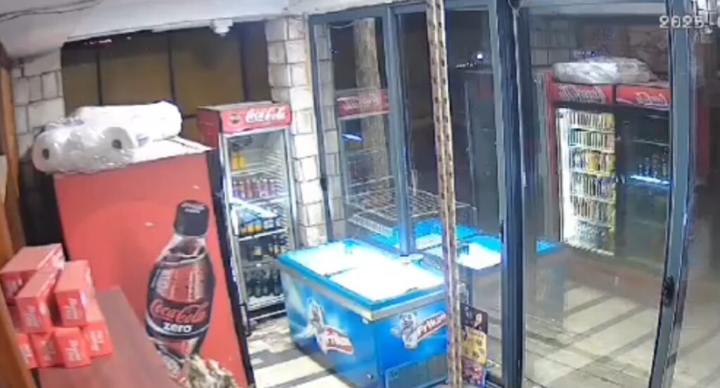 Arsenijević: Maskirana lica noćas skinula srpsku zastavu sa marketa u Zvečanu: Policija: Nema slučaja maskirana lica