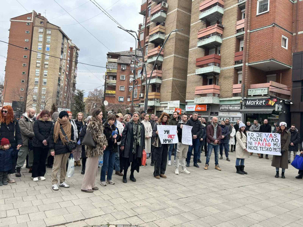 Severna Mitrovica: Nova akcija „15 minuta tišine“ Severna Mitrovica: Nova akcija "15 minuta tišine" (Foto Kim)