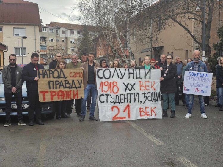 Severna Mitrovica: Održana još jedna akcija „15 minuta tišine“ Severna Mitrovica: Održana još jedna akcija „15 minuta tišine“ (Foto Radio Kontakt Plus)