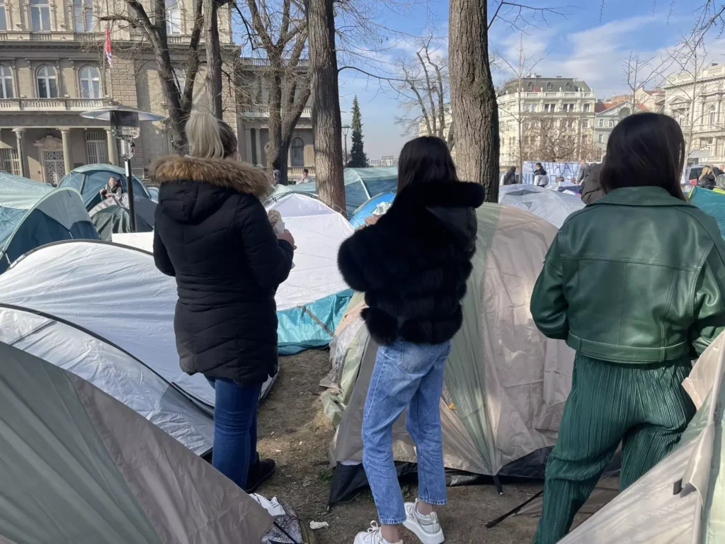 Kako su kosovski Srbi završili ispred predsedništva? "Radna obaveza, izgovori ih ne interesuju" (Foto Vreme)