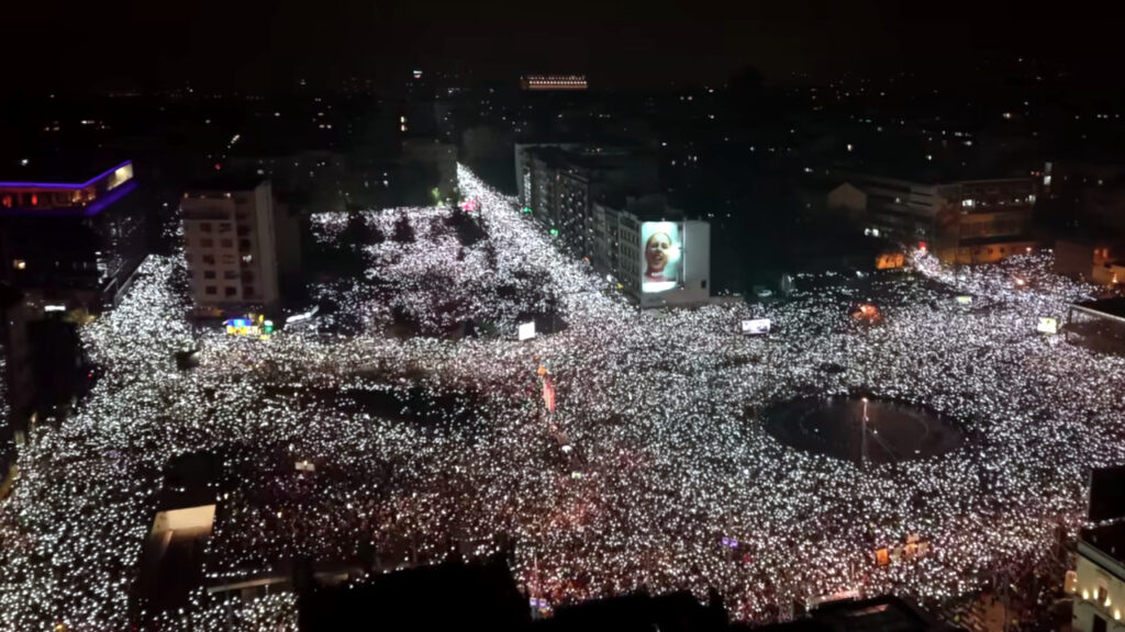 VD direktora policije D. Vasiljević tvrdi da je policijska procena o 107.000 učesnika jučerašnjeg skupa u Beogradu veoma realna (Foto printskrin video Fejsbuk@Arhiv javnih skupova)