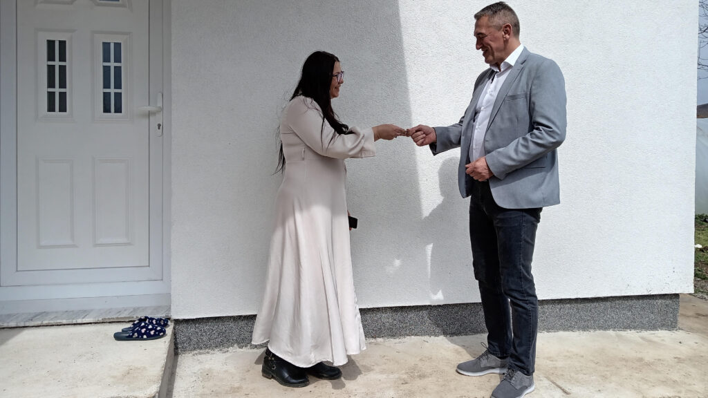 Nenad Rašić uručio ključeve Jeleni Stević (Foto Kim)