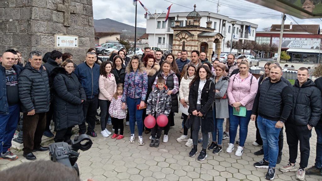 Protest u Gračanici: Nezadovoljni traže poništenje konkursa, transparentnost i ostavke odgovornih Nezadovoljni građani ispred Doma zdravlja u Gračanici (Foto Kim)