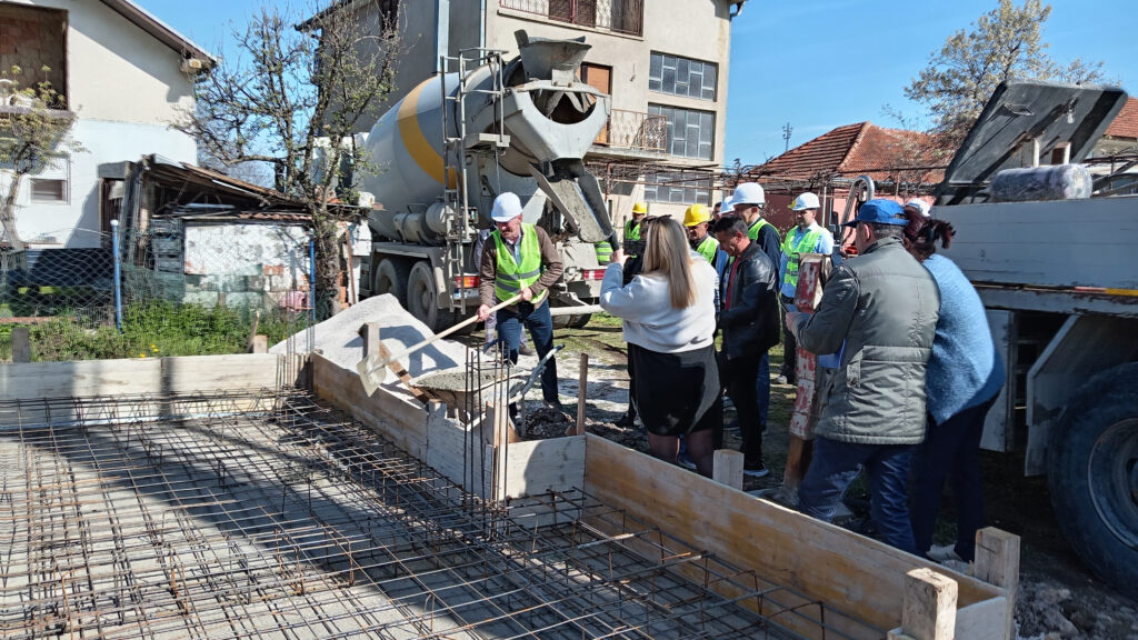 Počela izgradnja kuće za povratničku porodicu Mitić u Dobrotinu (Foto Kim)