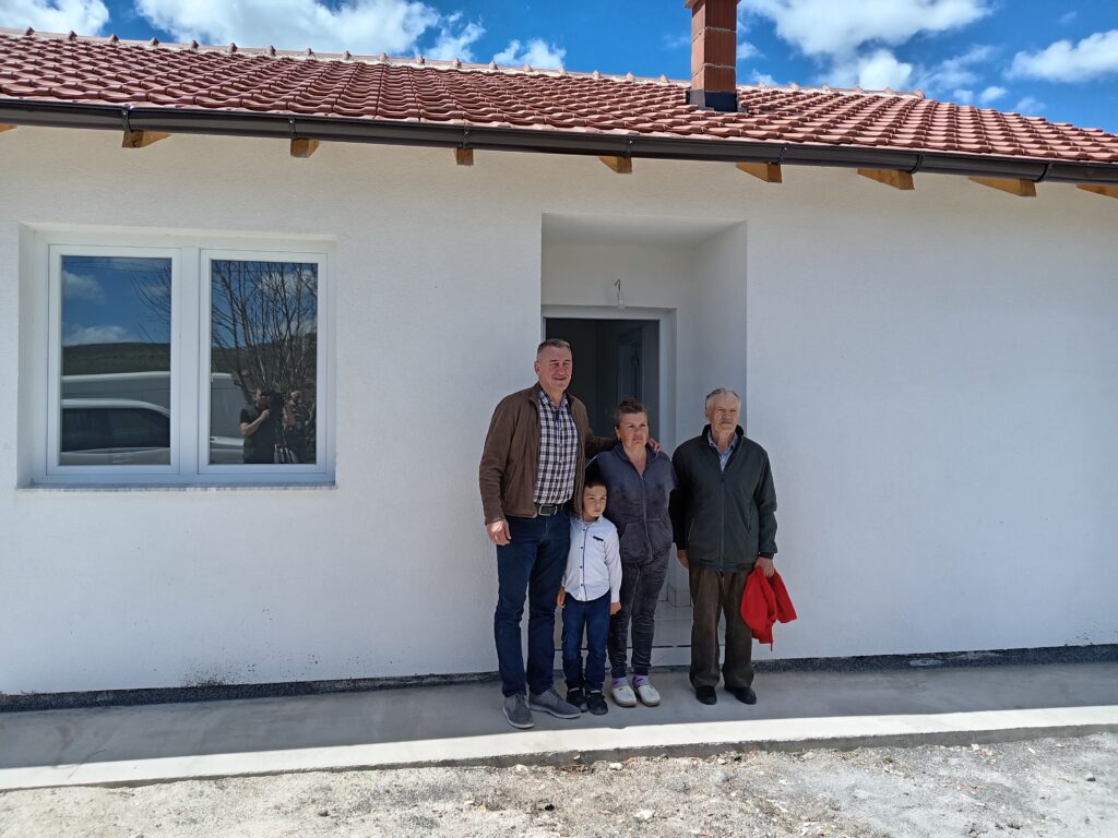 Uoči praznika Rašić uručio ključeve novoizgrađenih kuća i pakete pomoći Nenad Rašić uručio ključeve novoizgrađene kuće porodici Trajković (Foto Kim)