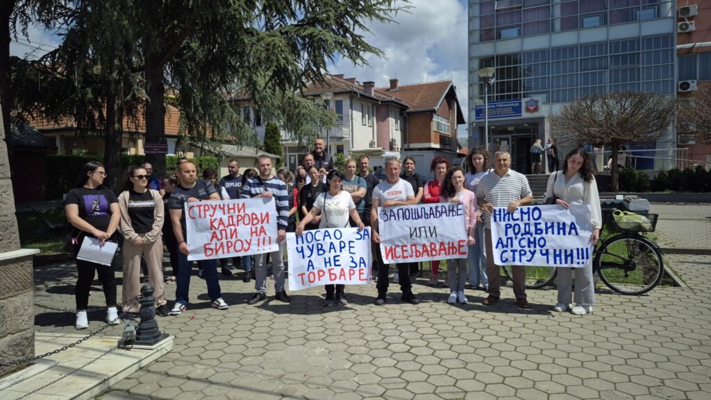 Učesnici protesta u Gračanici najavili odlazak u Beograd zbog spornih konkursa u zdravstvu Učesnici protesta u Gračanici najavili odlazak u Beograd zbog spornih konkursa u zdravstvu (Foto Kim)