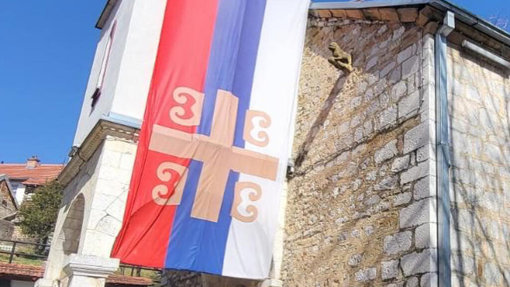 ERP o oskravljenoj zastavi u Orahovcu (Foto Eparhija raško-prizrenska)