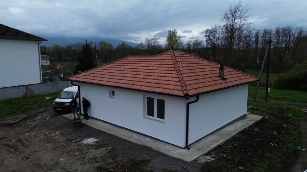 Ključevi novih domova za povratnike u selu Novake (Foto Ministarstvo za zajednice i povratak)