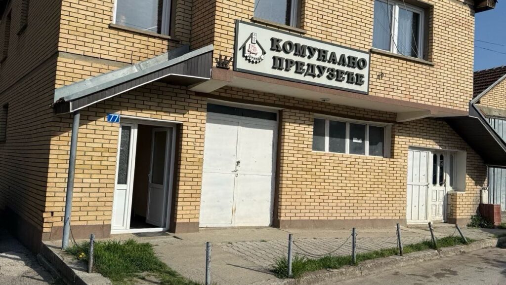 Kosovska policija zatvorila prostorije Novog javnog komunalnog preduzeća u Štrpcu (Foto Fejsbuk Artane Rizvanoli)